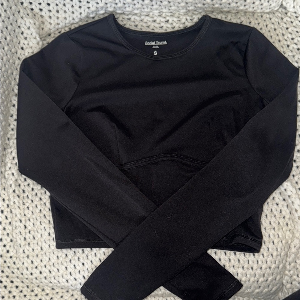 Hollister X Social Tourist long sleeve cropped workout tee